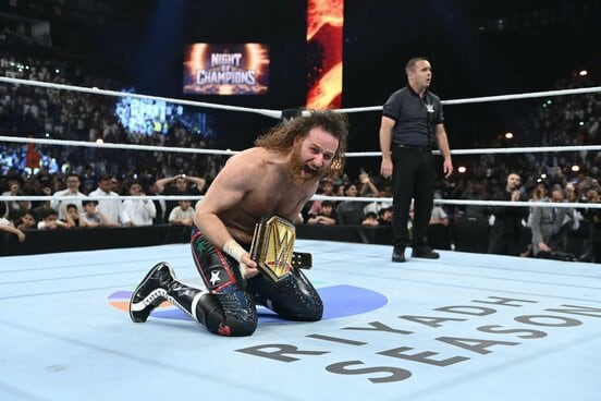 サミ・ゼインはリング上で歓喜の涙（©WWE）