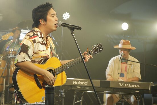  ライブ配信を行ったスキマスイッチの大橋卓弥（左）と常田真太郎
