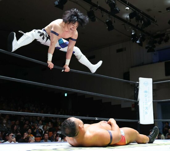 飯野（下）を攻める上野