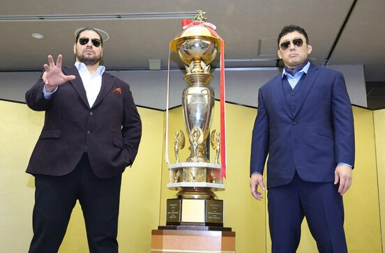会見に出席した斉藤レイ（左）と-鈴木秀樹