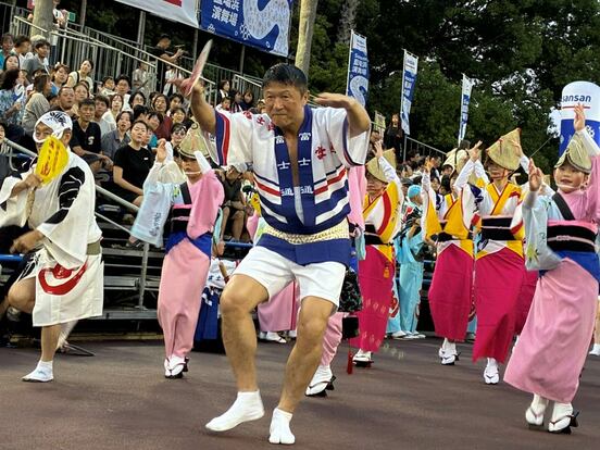 見事な阿波踊りを披露する武田修宏