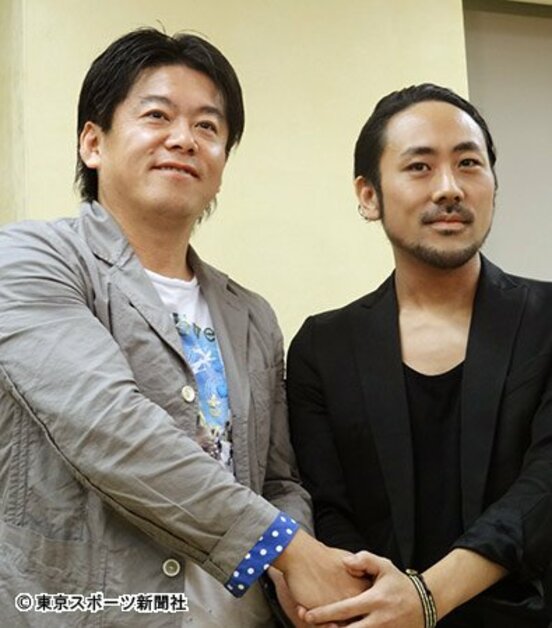 家入氏（右）を応援する堀江氏