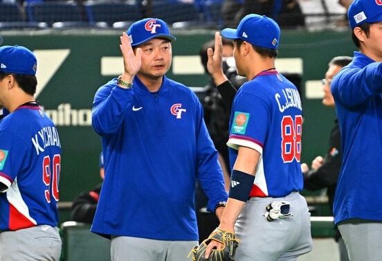 チェコに勝利しハイタッチする台湾・ツェン・ハオジュ監督（左）