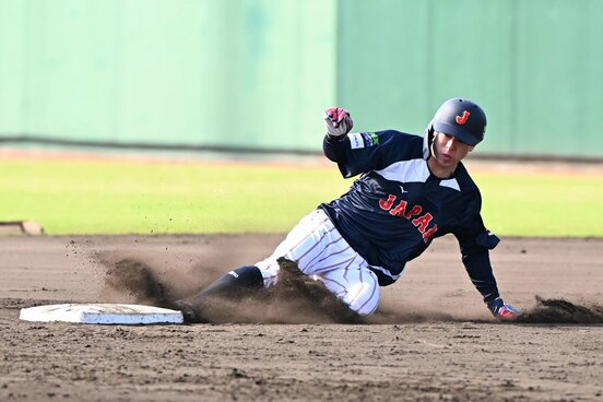 走塁練習で拡大ベースの二塁に滑り込む日本ハム・五十幡亮汰