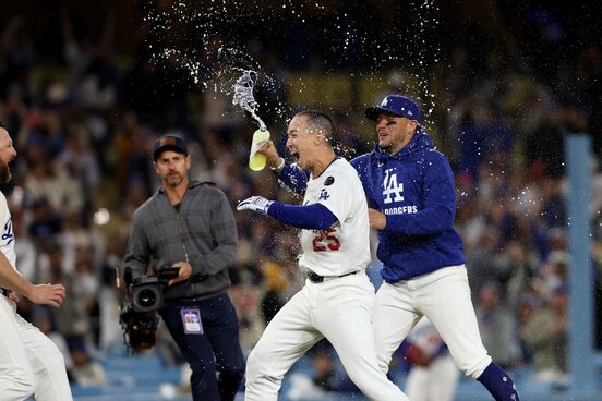 サヨナラ打で大喜びのエドマン（ロイター）