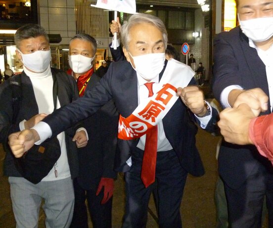  支持者とグータッチする石原伸晃氏（東スポWeb）