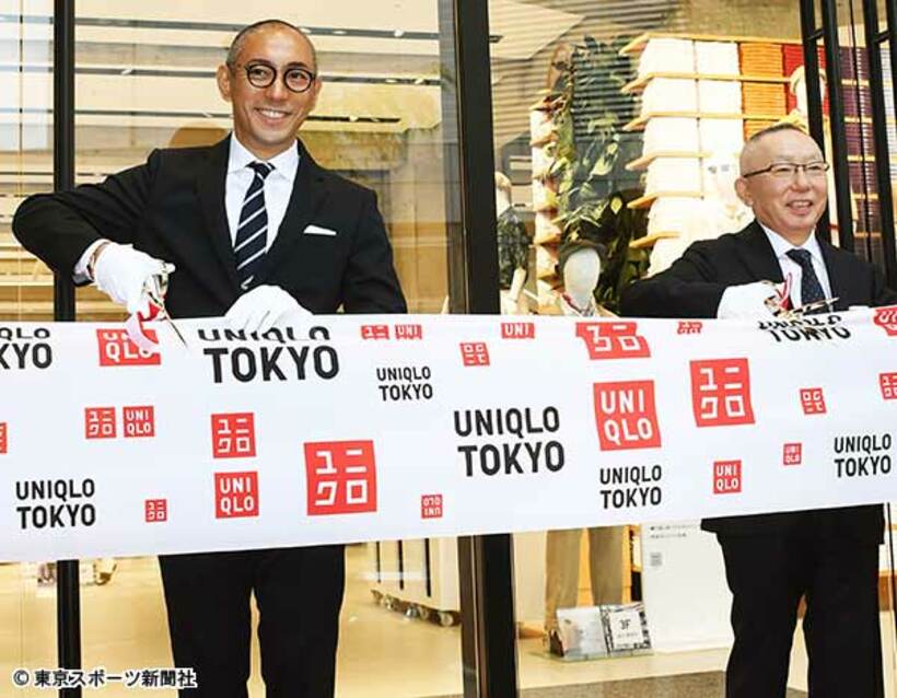  テープカットを行う海老蔵（左）と柳井正会長