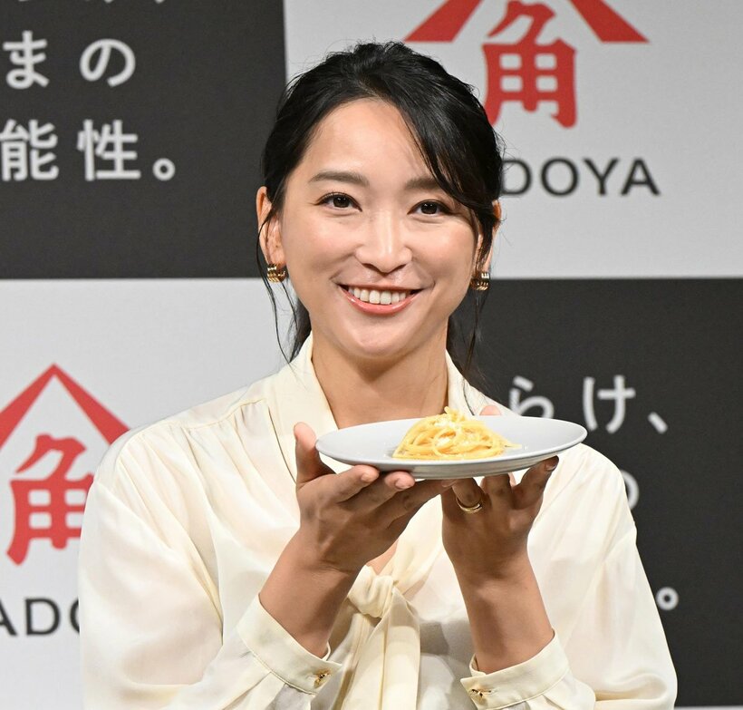 イベントで試食をする杏