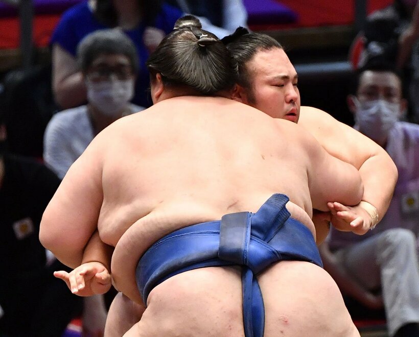  逸ノ城（手前）に負けた貴景勝は車いすで運ばれた