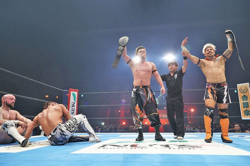 ベルト奪回に成功したロビー・イーグルス(右端)と藤田晃生