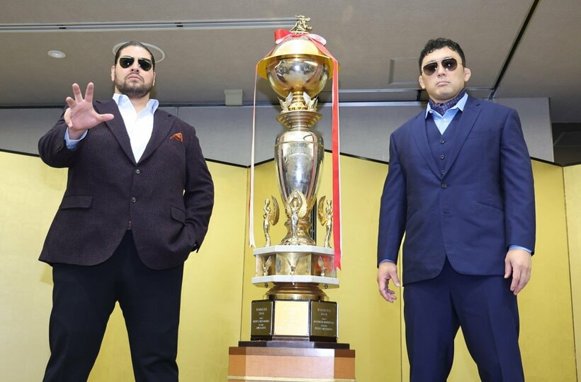 会見に出席した斉藤レイ（左）と-鈴木秀樹
