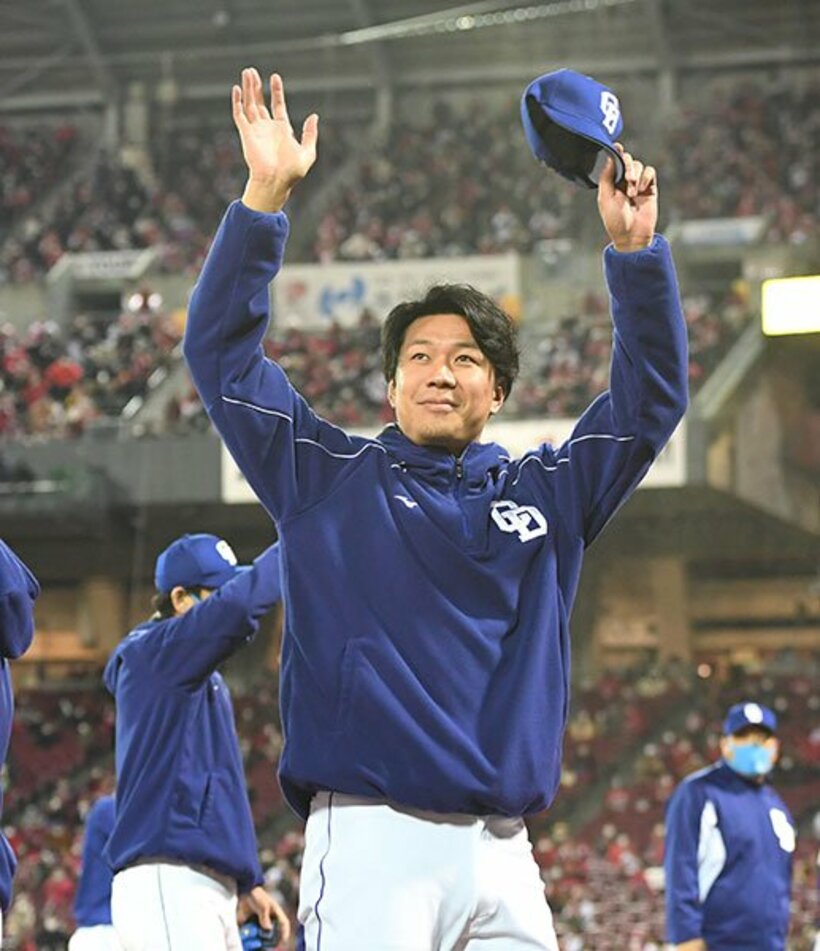  試合後、中日ファンに手を振る大野雄