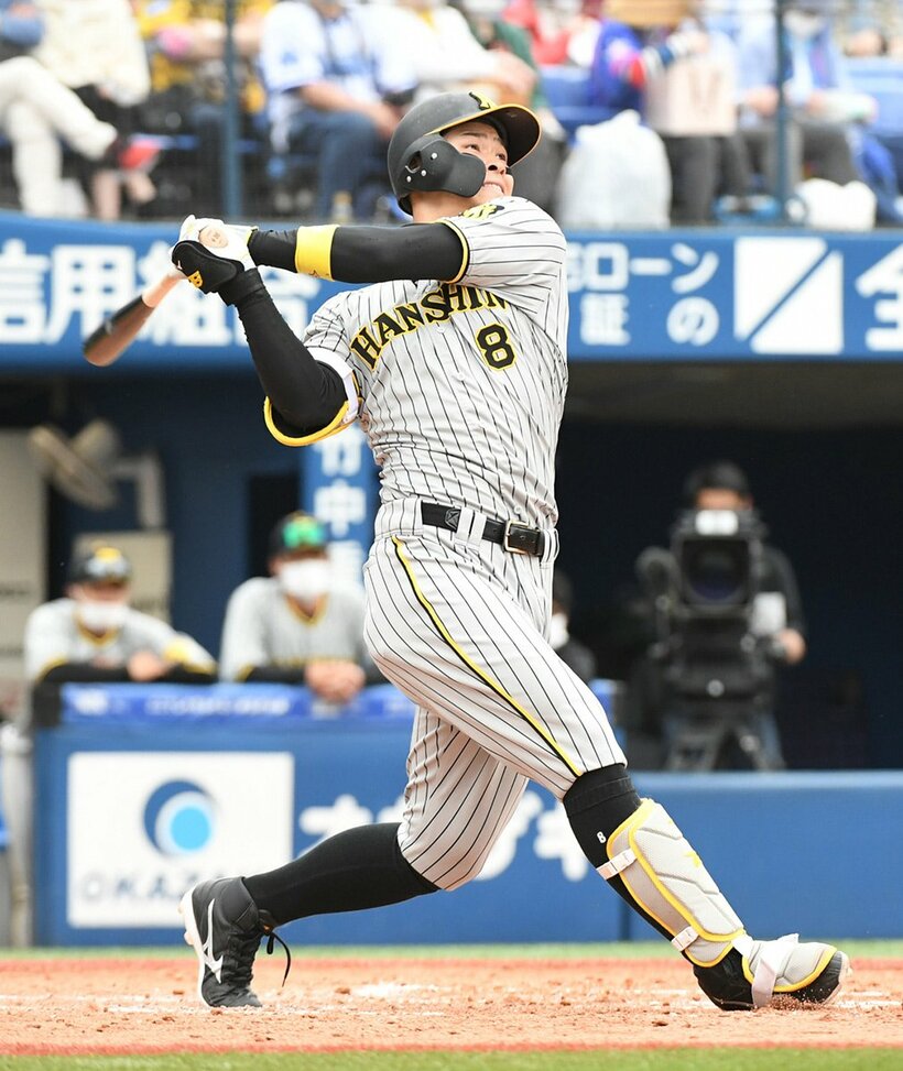  ３回、豪快なスイングで８号ソロを放った阪神・佐藤輝（東スポWeb）