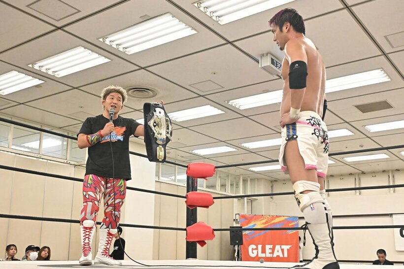 小峠（右）の挑戦表明を受諾したエル・リンダマン