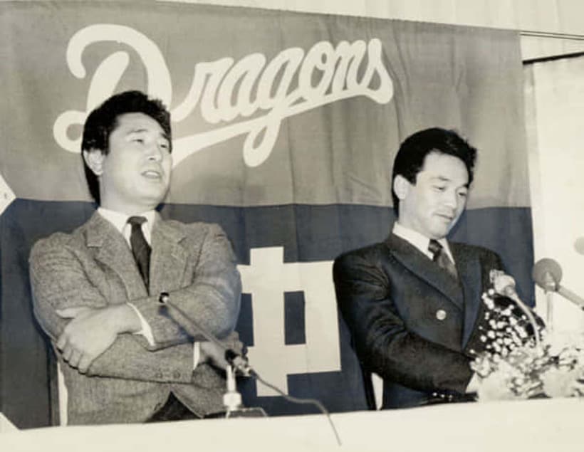  入団会見に臨んだ落合（右）と星野監督