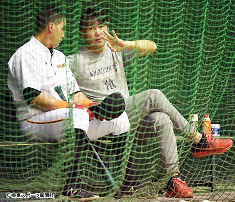  打撃練習中のゲレーロと話し込む元木コーチ（右）