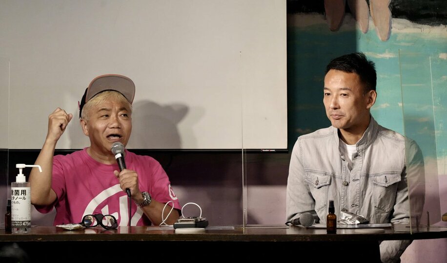  総決起集会に参加した水道橋博士氏（左）と山本太郎代表（東スポWeb）