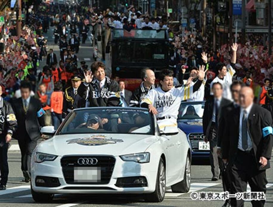 優勝パレードでファンの声援に手を振って応える秋山前監督（左）と孫オーナー（中）と松田