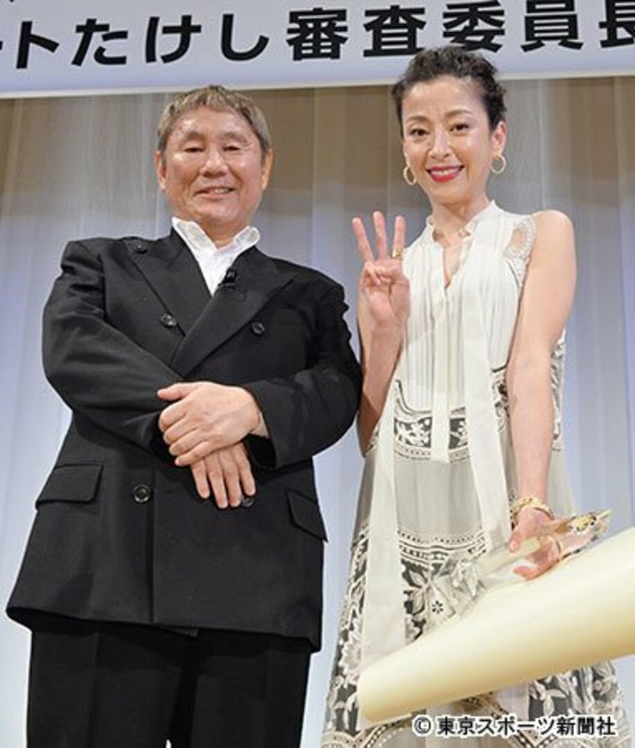 今年２月、東スポ映画大賞授賞式でたけしと並ぶ宮沢