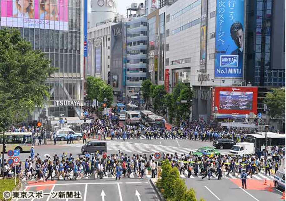 斜め横断禁止に加え、横断歩道の“分割”でハイタッチも難しくなった渋谷のスクランブル交差点