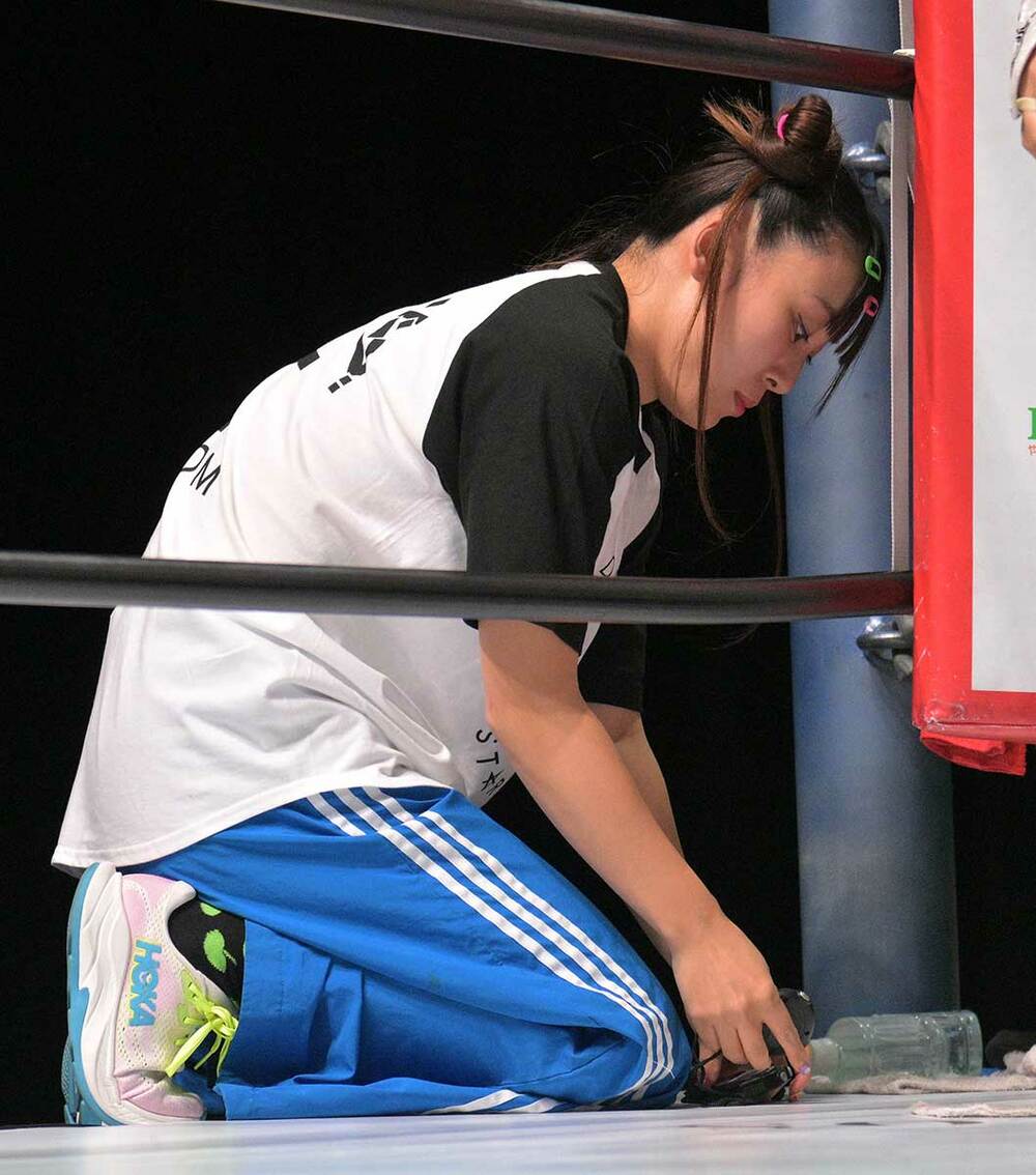 セコンド業務をこなすフワちゃん