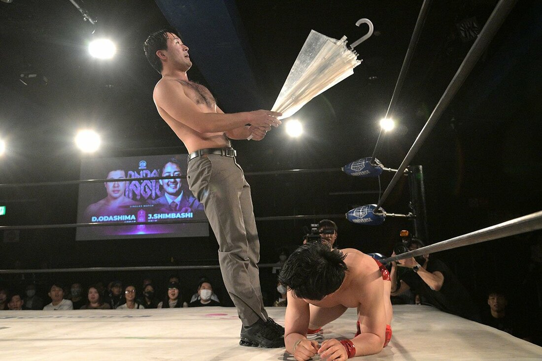 自ら持ち出した傘で自滅してしまった新橋二郎(左)