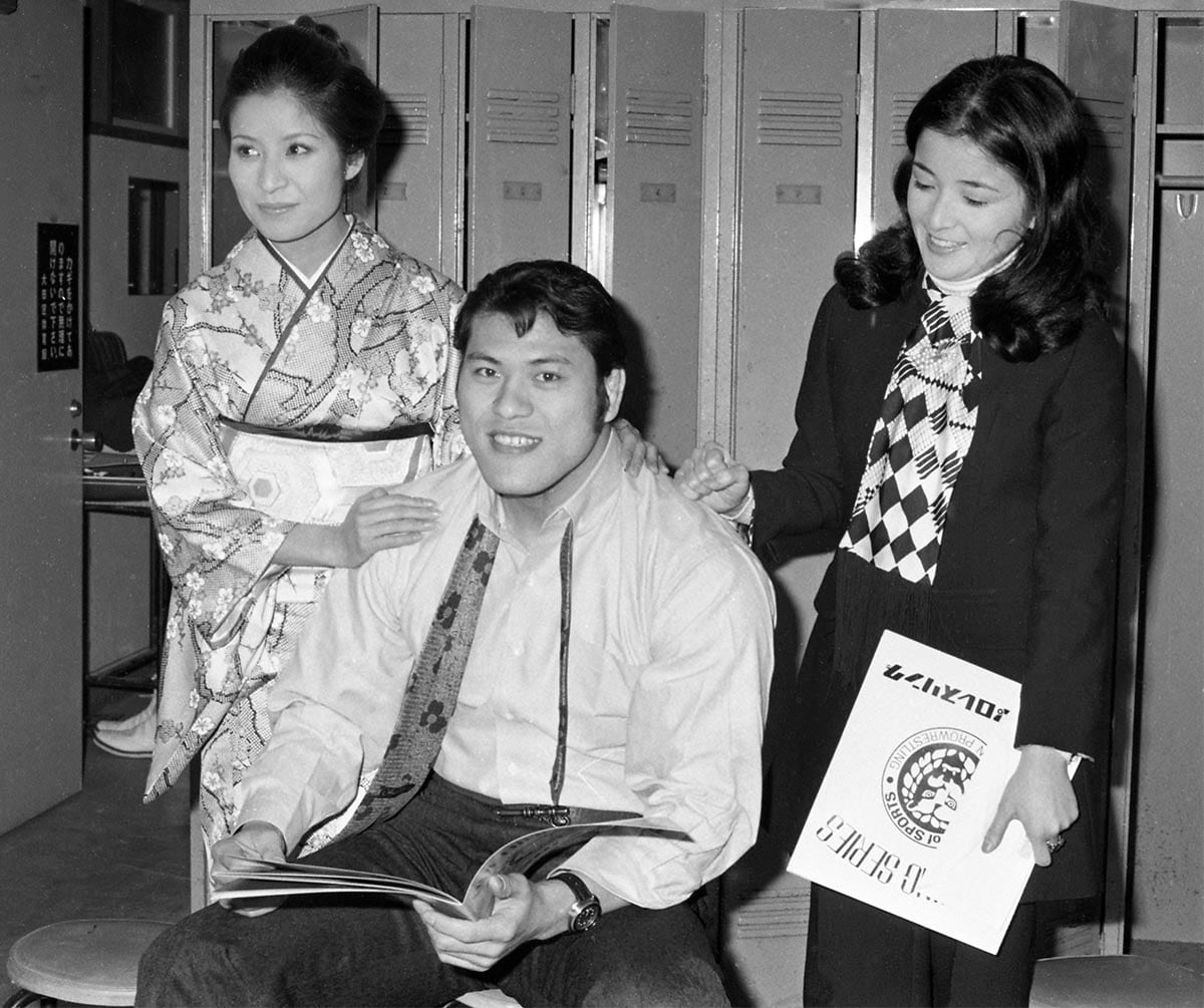 倍賞美津子夫人(左)と倍賞千恵子(右)が猪木を祝福（1972年３月、大田区体育館）