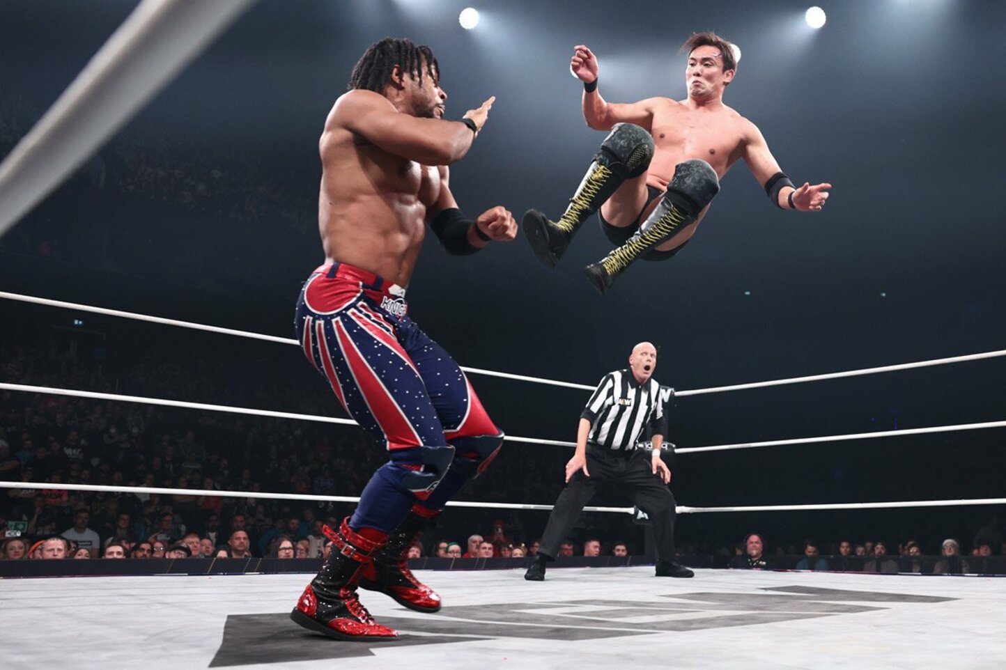 オカダ・カズチカ（右）は打点の高いドロップキックをケビン・ナイトに打ち込む©All Elite Wrestling