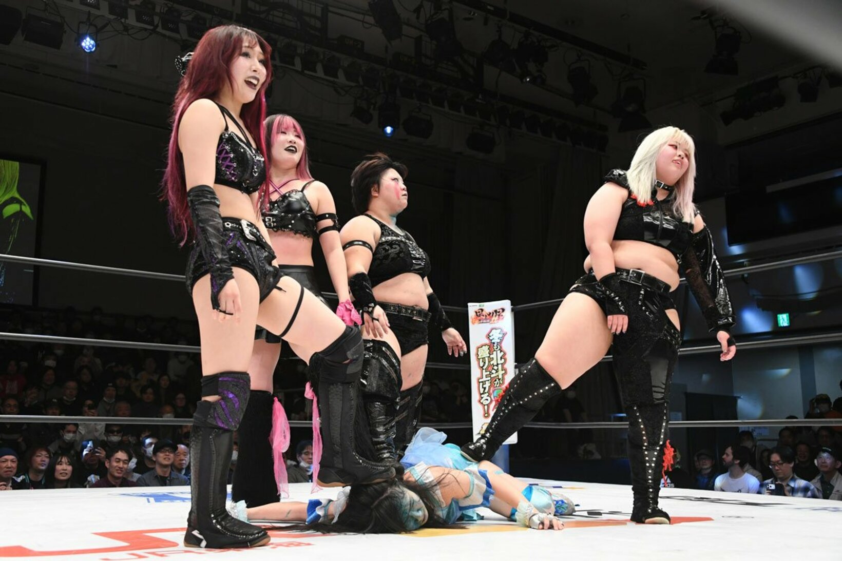 Ｈ．Ａ．Ｔ．Ｅ．のメンバーから踏みつけられる玖麗さやか