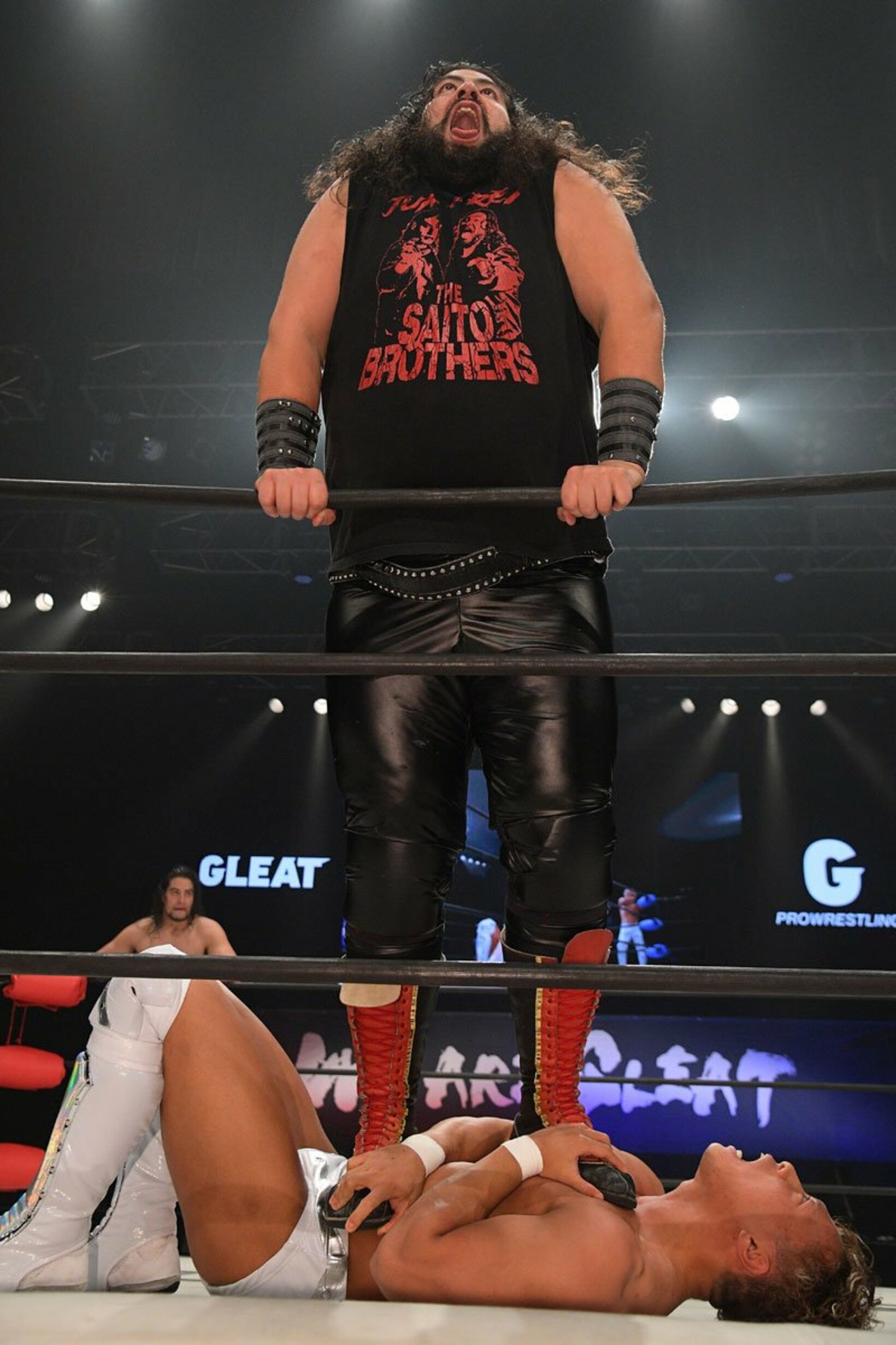 渡辺壮馬（下）を踏みつける斉藤レイ