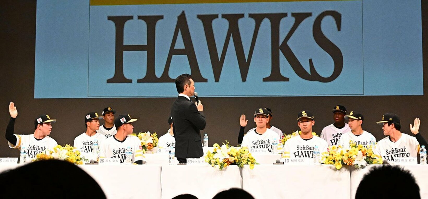 小久保監督の野球ノートの問いかけに手をあげるソフトバンクの新入団選手
