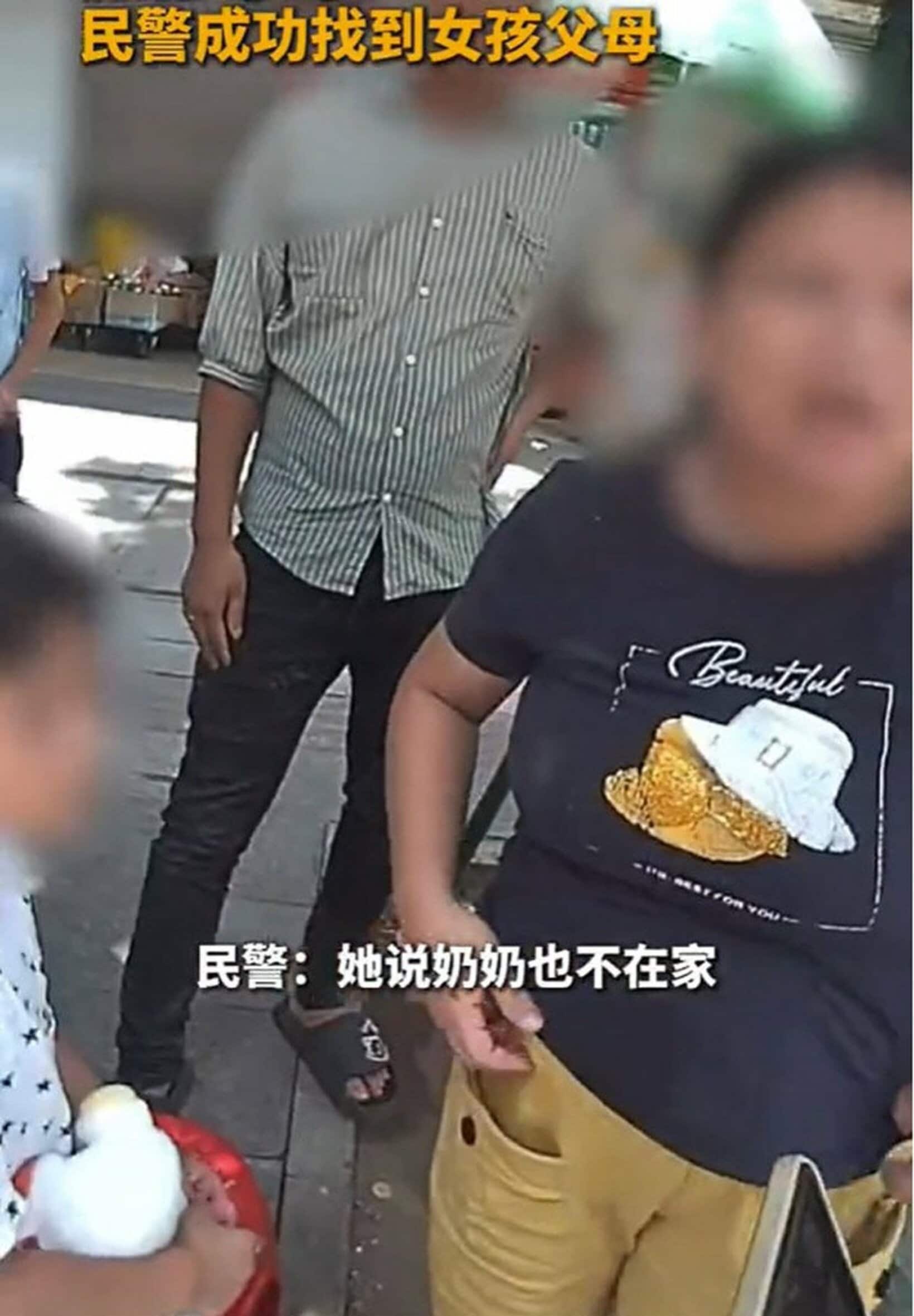 迷子になった少女の母親（微博から）