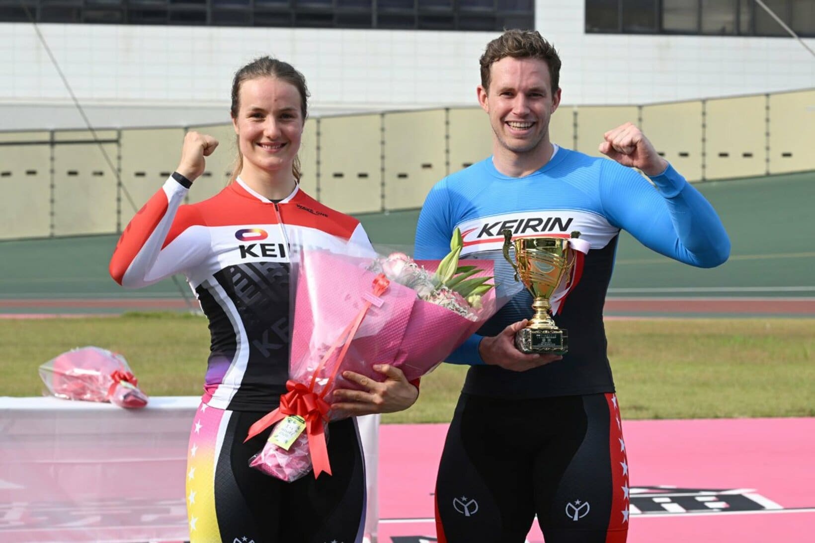 優勝を喜ぶラブレイセン(右)とアンドルーズ