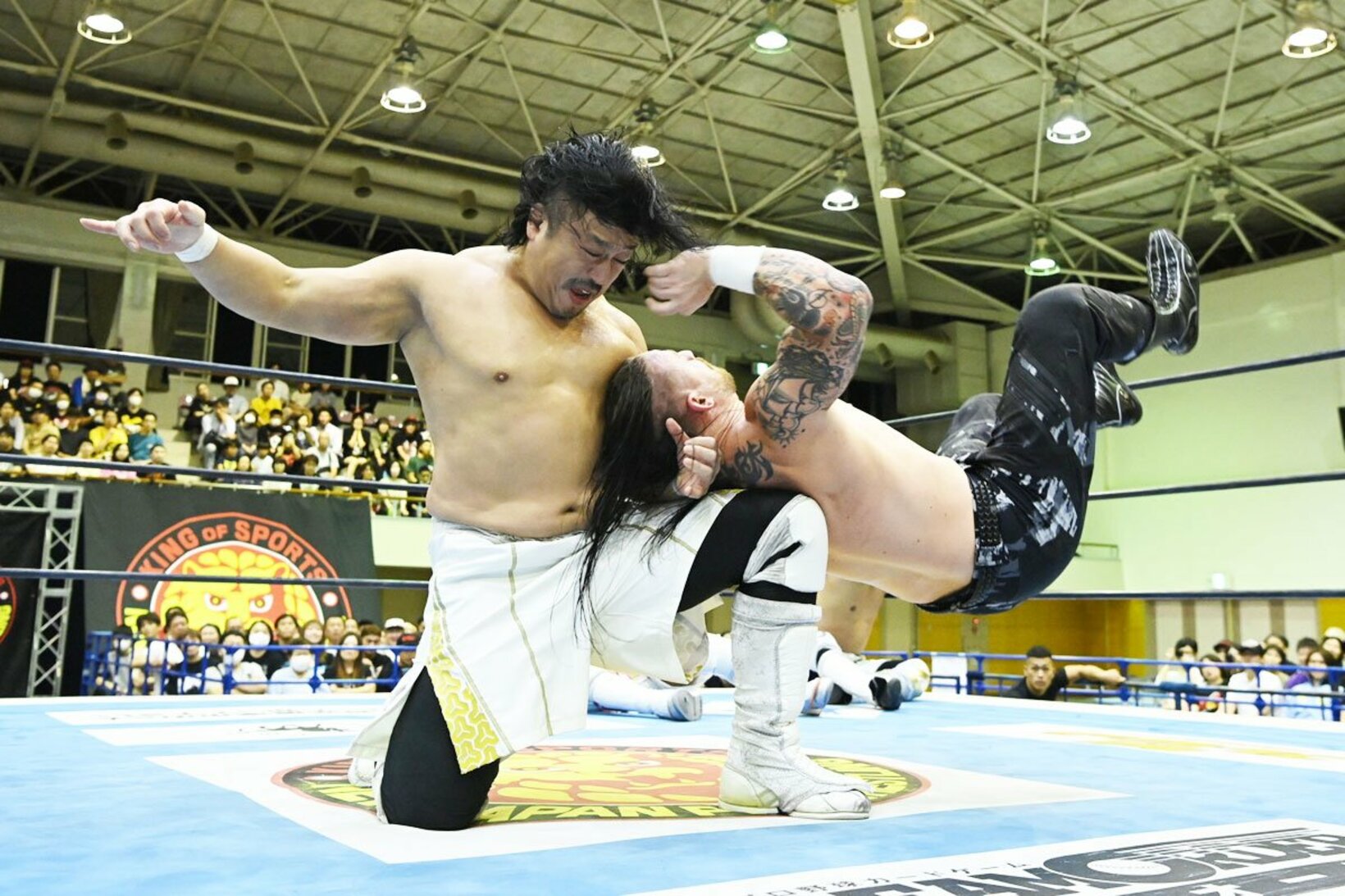 王者フィンレー(右)に牛殺しを決めた後藤洋央紀