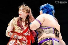上谷沙弥(左)に迫る刀羅ナツコ
