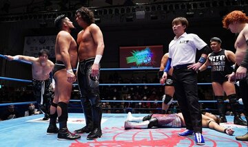 試合後に芦野祥太郎（手前左）とにらみ合うジェイク・リー