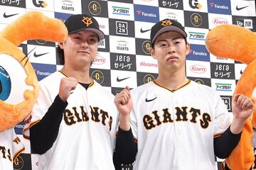 森田駿哉（右）とともにお立ち台に立った巨人・田中瑛斗