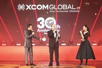 （左から）中山秀征、西村誠司社長、黒木瞳（提供写真）