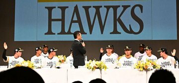 小久保監督の野球ノートの問いかけに手をあげるソフトバンクの新入団選手