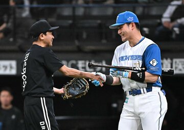 打席に立った日本ハム・清宮幸太郎(右)と握手する中山秀征