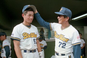 仰木監督と談笑するオリックス・イチロー（１９９４年２月）