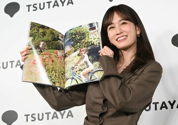 写真集のお気に入りページを開く前田敦子