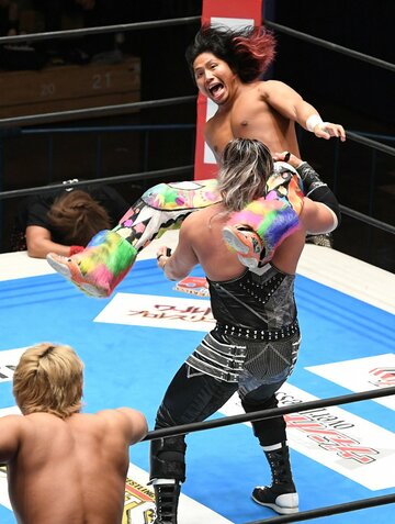  ヒロム(上)はＥＶＩＬをとらえ、フランケンシュタイナーを発射（東スポWeb）