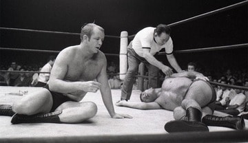 試合終了後、リングに倒れ込んだ馬場。ドリー（左）もグッタリ（１９７０年７月、大阪）