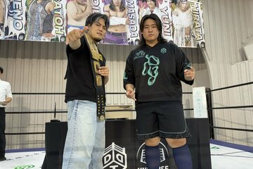 調印式を行ったMAO（左）と佐藤