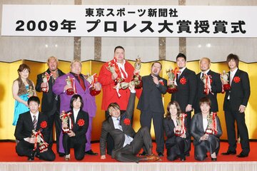 ２００９年プロレス大賞授賞式　MVPを獲得した棚橋弘至（下段中央）