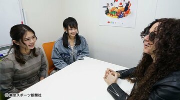  椎名について語り合うマーティと鷹野（左）、谷藤