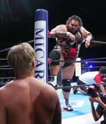  試合後、岡田(左下)をニラんで挑発するＪＯＮＡＨ（東スポWeb）