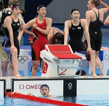  タイムを確認する池江(手前右)ら