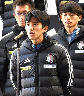 箱根駅伝への壮行会であいさつする国学院大・上原琉翔(手前)